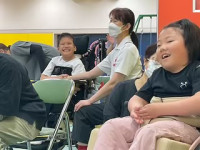 笑顔になっている写真