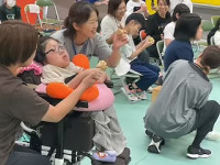 楽器を鳴らす写真