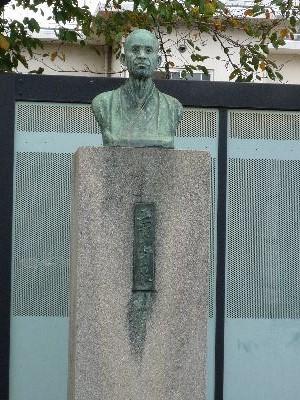 五宝翁太郎先生銅像全体図P1030265