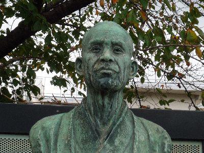 五宝翁太郎先生銅像上半身P1030264