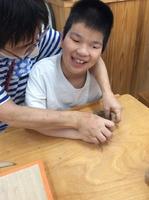 先生と一緒にねんどをこねています