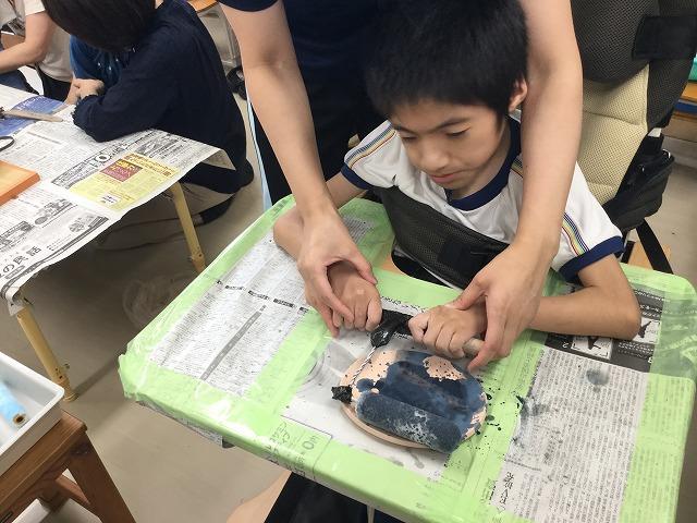 色付けに真剣な表情の児童