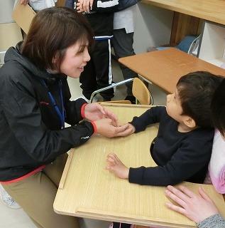 先生と握手をしています