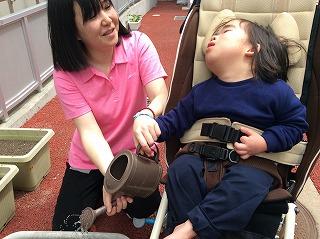 水やりをしています