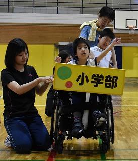 プラカードをもって入場します