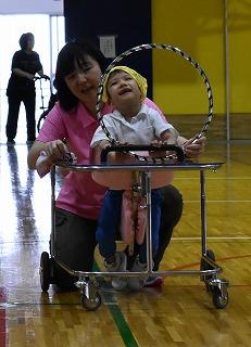 きらきらのフープを持って踊ります