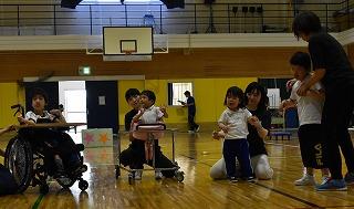 みんなで一緒に踊ります