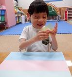 折り紙を握ったときの音に笑っている写真