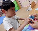 剥離氏を見て、確認しながらはがしている写真