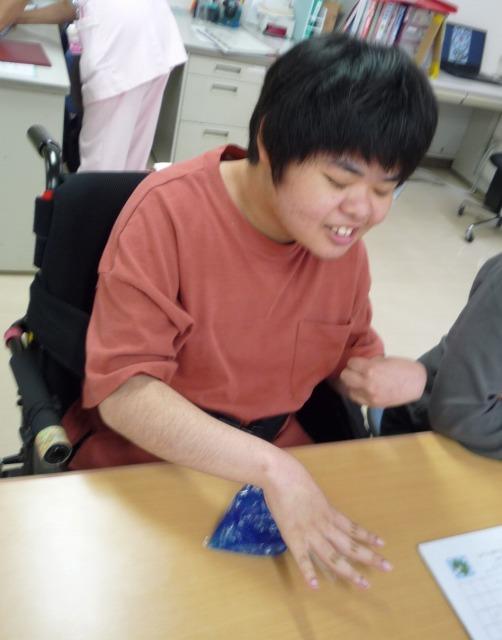 かがやきでスライムづくりをしている様子