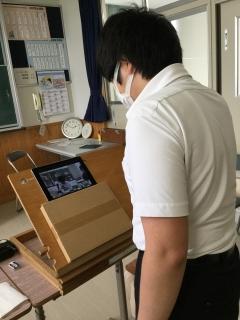 iPadを見ながらzoomを活用して話し合っている様子