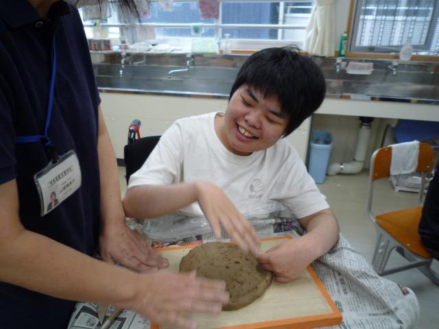 土を平らに伸ばしている様子