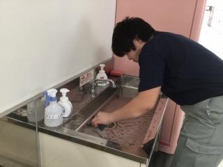 洗面台を磨いている様子