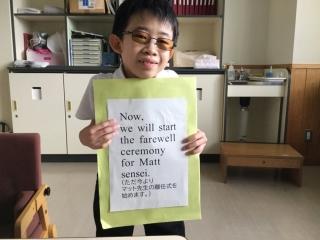 Matt先生へのメッセージを持っている生徒