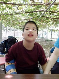 座って休憩をしています