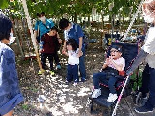 お店の人にお礼を言っています