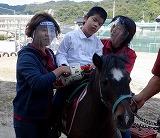 ジローくんの背中に乗っている写真１