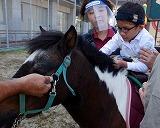 ジローくんの背中に乗っている写真２