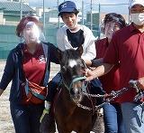 ジローくんの背中に乗っている写真７