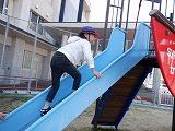 幼児が滑り台の坂を下から上がっている写真