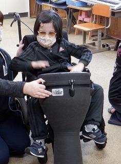 生徒がジャンベをたたいています