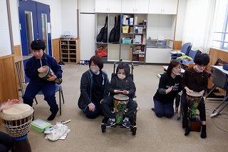 生徒が思い思いにジャンベをたたいています