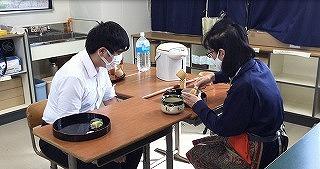 生徒がお茶の作法について大切なポイントを聞きながら、お茶をたててもらっている様子
