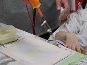 スイッチに筆をつけて色付け作業