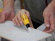 指に筆をつけて色を付ける作業