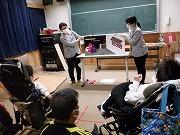 石川先生と市川先生が読み聞かせをしてくれています