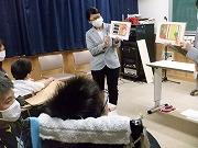 読み聞かせを聞いています