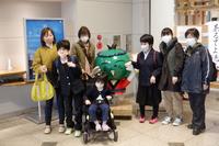 阿波踊り会館のロビーの大きなすだちくん人形と一緒にみんなで記念撮影