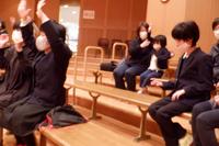 鳴り物の音に聞き入る生徒や腕を上げて踊ってみる生徒