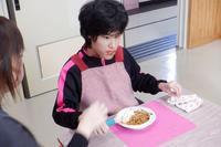 大好きなミートスパゲッティを食べる生徒