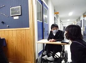 生徒が製作した作品について、ほかの先生から質問を受けてそれにこたえている様子