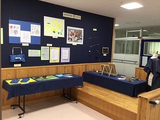 ふれあいコーナーに展示されている生徒の作品の様子