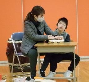 タンバリンを触って確かめています