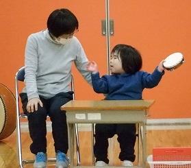 タンバリンの大きな音が響きます