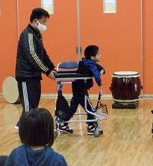 床をしっかり踏みしめて歩いています