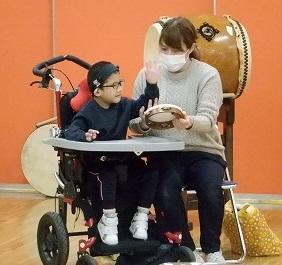 タンバリンをたたくのが上手です