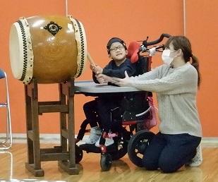 ばちをしっかり握って太鼓をたたきます