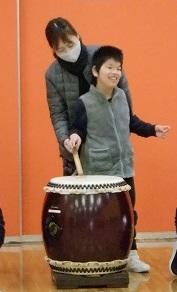 太鼓をたたいて笑顔がこぼれます