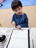 幼児が筆を触って確認しているところ