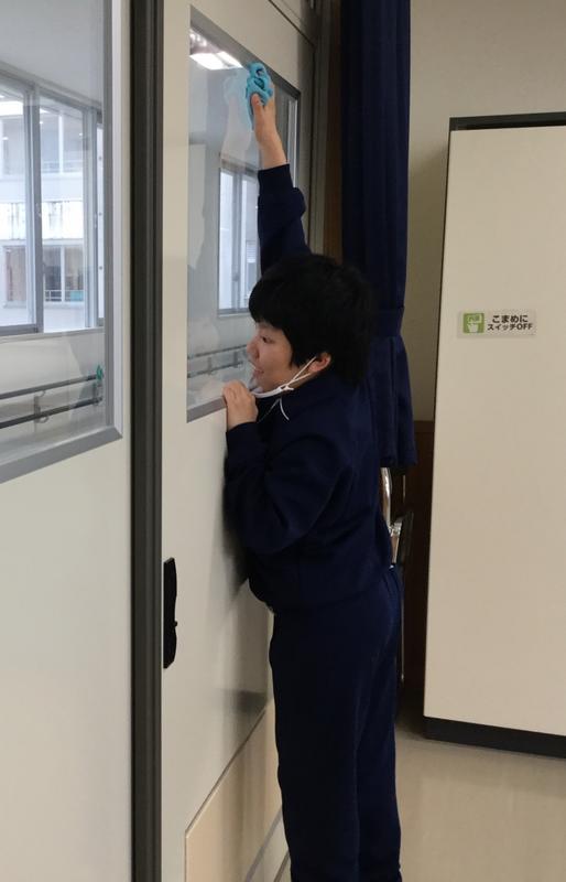 窓ふきをする生徒