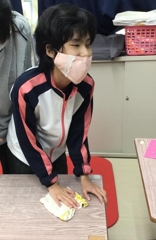 机を拭く生徒