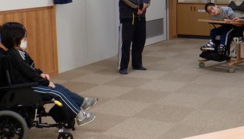 小学部児童に話をする中学部生徒