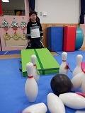 幼児が一人ずつボーリングをしているところ２
