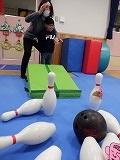 幼児が一人ずつボーリングをしているところ３