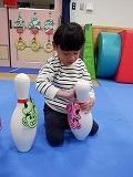 幼児がピンを立てているところ