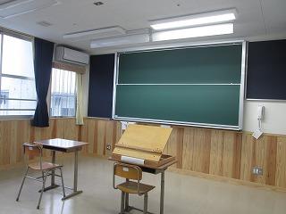 教室の左右で調光を使い分ける